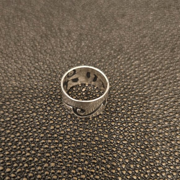 NEW STERLING SILVER BAND RING ENGRAVED WITH BLACK OCEAN WAVE LINES -WOMEN SIZE 4 - Picture 2 of 11